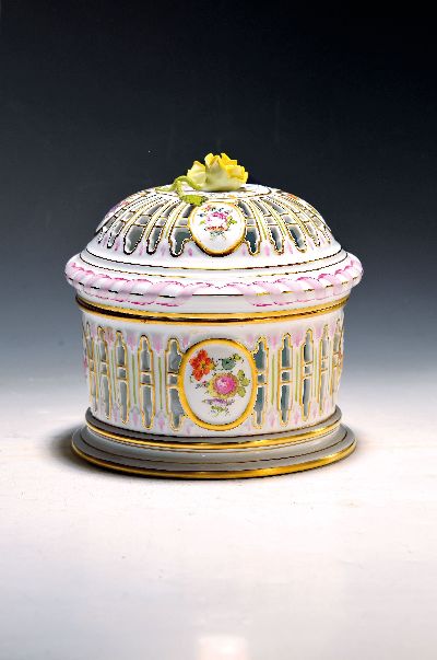 Große Deckeldose/Duftdose, Herend, 20. Jh., Porzellan, Wandung und Deckel in Durchbrucharbeit, in Medaillons feine Blumenmalereien, Deckelrosen, ...