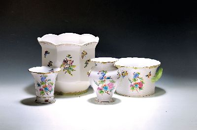 4 Teile Viktoria, Herend, 20. Jh., sehr großer Übertopf, 8kantige Form, Viktoria, H.ca. 37.5 cm, B. 32 cm; ein Übertopf geflochtene Form, zwei ...