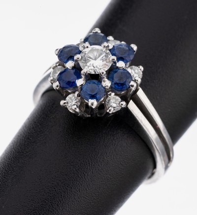 14 kt Gold Saphir-Brillant-Ring, WG 585/000, blütenf. Ringkopf, 6 rundfacett. Saphire zus. ca. 0.50 ct, 7 Brillanten zus. ca. 0.40 ct Weiß/si, RW ...