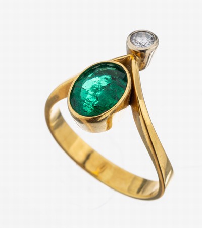 18 kt Gold Smaragd-Brillant-Ring, GG 750/000, ovalfacett. Smaragd ca. 1.25 ct, Brillant ca. 0.10 ct Weiß/vs RW 53, ca. 4.7 g