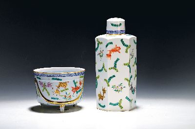 Deckelflasche/-vase und Übertopf , Herend, Dekor Poisson, Topf blaugrundig, H. 12 cm, D. 15.5 cm, rest., Flasche H. 28 cm