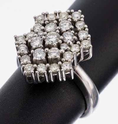 14 kt Gold Brillant-Ring, WG 585/000, 27 Brillanten zus. ca. 1.35 ct Weiß-get.Weiß/si- p, RW 57, ca. 10.0 g