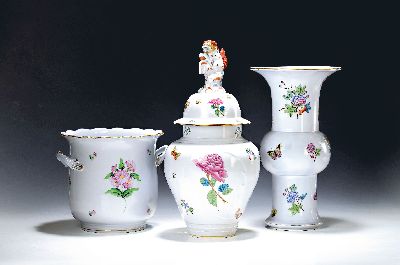 Zwei Vasen und ein Übertopf, Herend, Porzellan, blaugrundig, bemalt, 1. Deckelvase, ind. Blumen mit Schmetterling, H. ca. 40 cm, 2. Ku-Vase, H: 33.5 ...