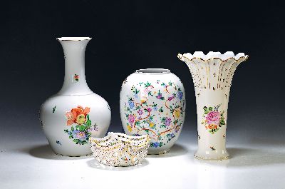4 Teile Herend, Porzellan, bemalt, a. Vase, florale Bemalung, H. ca. 29 cm, b. hohe Trichtervase, mit aufwendiger Goldstaffage, H. ca. 36 cm, c. hohe ...