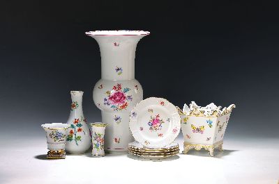 10 Teile Herend, 20. Jh., Porzellan, sog. Ku-Vase, mit asiat. Blumendekor, H. 29.5 cm, 5 Tellerchen, D. 12 cm, 2 kl. Vasen Dekor Viktoria, H. 7.5-8 ...