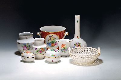 7 Teile Herend und eine ungemarkte Korbschale, 20. Jh., alle handbemalt: Blumentopf braun , rotbrauner Grund, H. 17 cm, D. 19.5 cm, 4 Vasen H. 12-28 ...