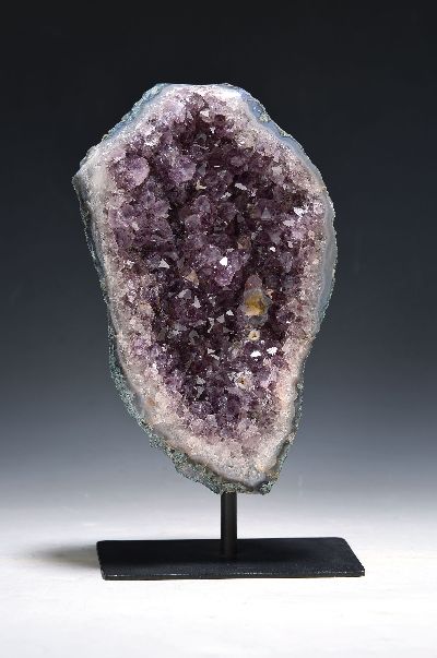 Amethystdruse auf Ständer mit Calcit, Brasilien , 2.8 kg, die Kristalle variieren in der Größe u. Form und kristallisiert in unterschiedlichen ...