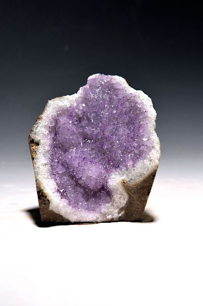 Amethystdruse mit seltenen Kaktus-Amethyst- Formationen, Uruguay, 1004.11 g, sanft violette Kristalllandschaft mit selter Besonderheit, im Inneren ...