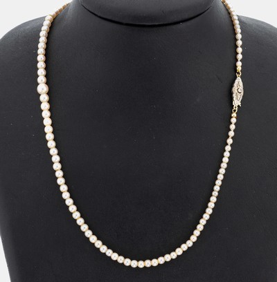 Perl-Collier mit 14 kt Gold Schließe, GG/WG585/000, Zuchtperlen im Verlauf, D. ca. 2.9- 5.9 mm, L. ca. 45 cm, Steckschließe