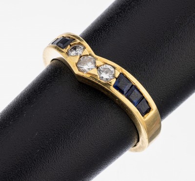 18 kt Gold Brillant-Saphir-Ring, GG 750/000, 3 Brillanten zus. ca. 0.18 ct Weiß/si, 6 Saphir-Carrees zus. ca. 0.30 ct, RW53, ca. 3.8 g