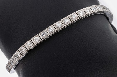 18 kt Gold Brillant-Armband, WG 750/000, 37Brillanten zus. ca. 5.50 ct feines Weiß/vs, L.ca. 17 cm, Kastenschloss mit Sicherheitsbügel,ca. 22.6 g