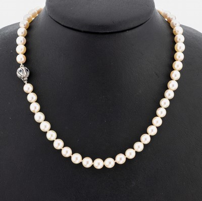 Zuchtperl-Collier mit 14 kt Gold Saphir- Schließe, WG 585/000, Akoyazuchtperlen, D. ca. 6.7 mm, L. ca. 76 cm, Kugelschließe mit kl. rundfacett. ...
