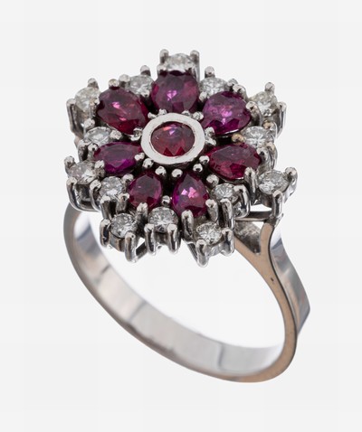18 kt Gold Rubin-Brillant-Ring, WG 750/000,1 rundfacett. Rubin und 7 facett. Rubintropfenzus. ca. 1.0 ct, 14 Brillanten zus. ca. 0.50 ct Weiß/si, ...
