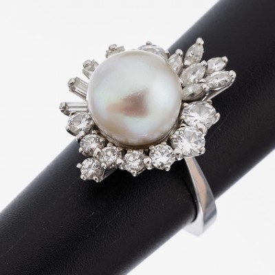 14 kt Gold Perl-Diamant-Ring, WG 585/000, mittig Zuchtperle, D. ca. 11.1 mm, 9 Brillanten, 6 Diamantnavettes und 4 Diamantbaguettes zus. ca. 1.80 ct ...