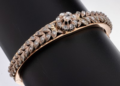 18 kt Gold Diamant-Armreif, um 1900, RG 750/000, in Silber gefasste Diamantrosen zus. ca. 1.0 ct, D. ca. 5.7 x 4.5 cm, Klappscharnier, Kastenschloss ...