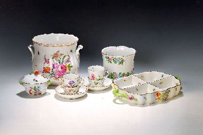 6 Teile Herend und einen Blumentopf, 20. Jh., zwei Schokoladentassen mit aufwendigen Untertassen, Deckeldose, Cabaretschale mit vier Feldern, ca. 33 ...