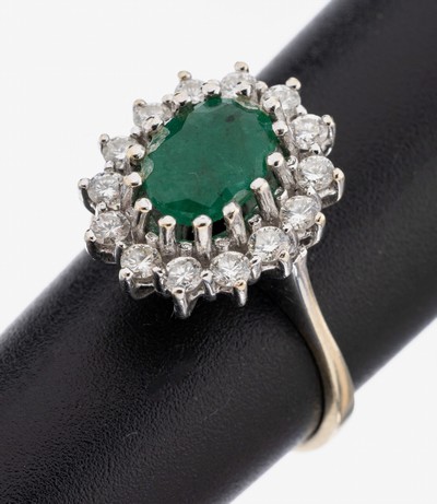 18 kt Gold Smaragd-Brillant-Ring, GG/WG 750/000, mittig ovalfacett. Smaragd ca. 1.20 ct, 14 Brillanten zus. ca. 0.50 ct Weiß/si-p, RW 51, ca. 4.1 g