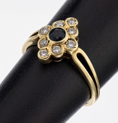 14 kt Gold Saphir-Brillant-Ring, GG 585/000, mittig rundfacett. Saphir ca. 0.15 ct, 8 Brillanten zus. ca. 0.16 ct Weiß/si, RW 50, ca. 2.0 g