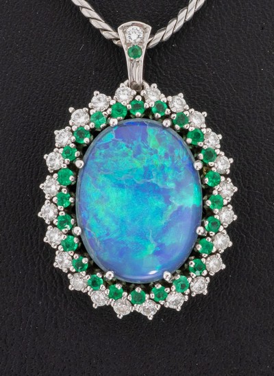 18 kt Gold Opal-Smaragd-Brillant-Anhänger, WG 750/000, ovaler Opal-Cabochon ca. 8.0 ct, schönes Farbspiel in Blau und Grün, 24 rundfacett. ...