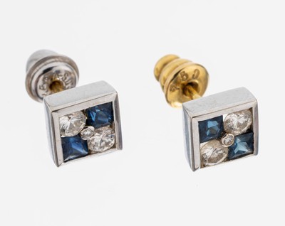 Paar 18 kt Gold Brillant-Saphir-Ohrstecker, WG/GG 750/000, 4 Brillanten zus. ca. 0.40 ct Weiß/si, 4 rundfacett. Saphire zus. ca. 0.20 ct, ca. 4.0 g