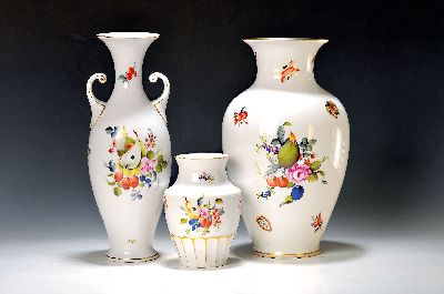 Drei Vasen Herend, 20. Jh., Porzellan, Früchtedekor, Doppelhenkelvase H. 33.5 cm Vasen H. 16-32.5 cm, bemalt, Goldstaffage