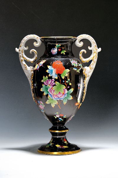 Hohe Doppelhenkelvase und ovale Platte, Herend, 20. Jh., beide mit asiat. Blumen bemalt: Vase mit prächtigen Handhaben, schwarzgrundig, asiat. ...