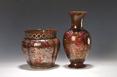 Vase und Übertopf, Zsolnay, Ungarn, Keramik, braungrundig, umlaufender floraler Dekor, lüstriert, H. ca. 27/18 cm, l. Gebr.spuren, Übertopf ...