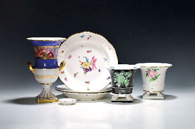 7 Teile Herend, 20. Jh., Porzellan, alle handbemalt, 2 Vasen H. 13.5 cm, D. ca. 14.5 cm, Doppelhenkelvase, mit umlaufendem Blumenband auf Goldgrund, ...
