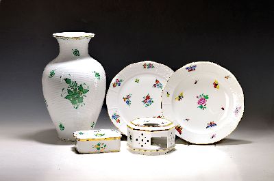 5 Teile Herend, 20. Jh., Porzellan Deckeldose im Art Deco-Stil, 6x13.5x9.5 cm, Stövchen ca. 8.5 x 13 x 13 cm (ohne Brenner), zwei versch. Teller mit ...