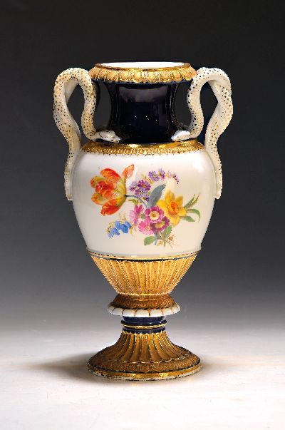 Doppelhenkelvase, Meissen, 1850-1924, beidseitige Blumenmalerei, z.T. kobaltblau staffiert, Matt- und Glanzvergoldung, ein Schlangenhenkel rest., ...