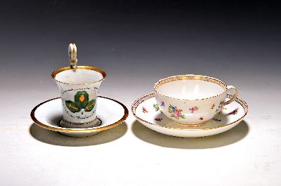 Zwei Tassen Meissen, um 1880-1924, a. Tasse mit Untertasse, reliefierter Blumendekor, bemalt, Goldstaffage, l. berieben, Henkel rest., H. ca. 5.5cm; ...