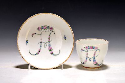 Tasse mit Untertasse, Meissen, 1774-1814, mit gemaltem Monogramm, Goldzahnkante berieben, H. 6 cm