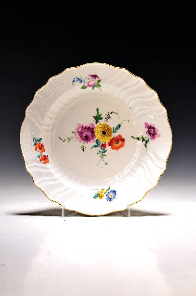 Teller, Meissen, um 1765, Form Neubrandenstein, Blumenmalerei, Goldrand, l. Altersspuren, D. ca. 24 cm