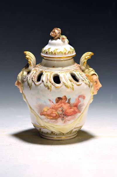 Duftvase, KPM Berlin, um 1920, Porzellan, beidseitige feine Bemalung, Blumen bzw. Amoretten, von zwei Maskeronen flankiert, Goldstaffage, H. 15 cm