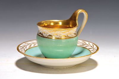 Klassizistische Tasse mit Untertasse, KPM Berlin, um 1780/1800, Porzellan, partiell grüngrundig, Goldstaffage innen vergoldet, H. ca. 8 cm