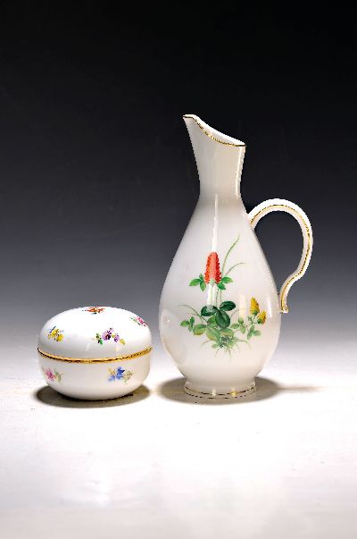 Deckeldose und kl. Kanne, Meissen, 20. Jh., Kanne mit Wiesenblumen bemalt, am Fuß best., H. ca. 21.5 cm, Dose mit gestreuten Blümchen, 1860-1924, ...