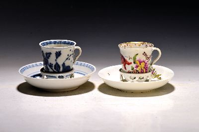 Zwei Schokoladentassen/Trembleusen, Wien, 18. Jh., a. unterglasurblauer asiatischer Dekor, rest., H. ca. 7.3 cm, b. Schokoladentasse mit ...