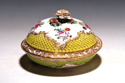 Deckelgefäß, Wien, um 1813, Porzellan, gelber Schuppendekor, Blumenbuketts, mit Goldhöhung, Goldstaffage, applizierte Deckelbekrönung in Form von ...