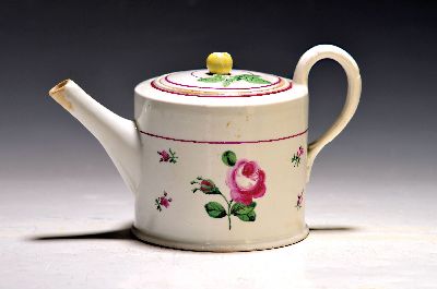Biedermeierkanne, Wien, Anfang 19. Jh., Porzellan, bemalter Rosendekor, rest., H. ca 11.5 cm