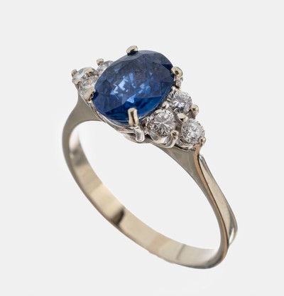 18 kt Gold Saphir-Brillant-Ring, WG 750/000, ovalfacett. Saphir ca. 1.0 ct, 6 Brillanten zus. ca. 0.28 ct feines Weiß/vs, RW54, ca. 3.6 g