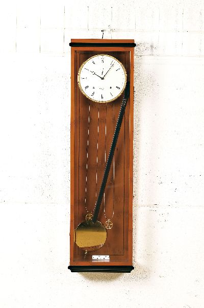Regulator, Erwin Sattler, München, Monatsläufer, 2.Hälfte 20.Jh.,, Gehäuse Eibe, z.T. schwarz abgesetzt, dreifach facett. verglast, innen im ...