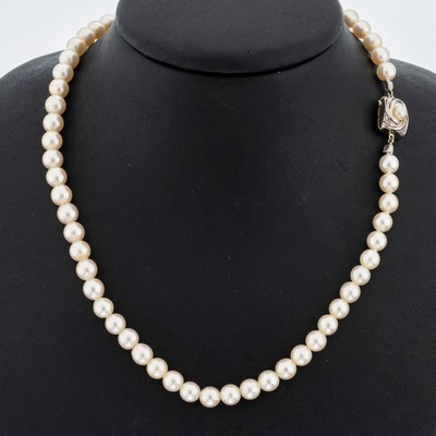 Zuchtperl-Collier mit 14 kt Gold Schließe, GG/WG 585/000, Akoyazuchtperlen, D. ca. 6.3- 6.7 mm, L. ca. 77 cm, Steckschließe, wurde neugefädelt