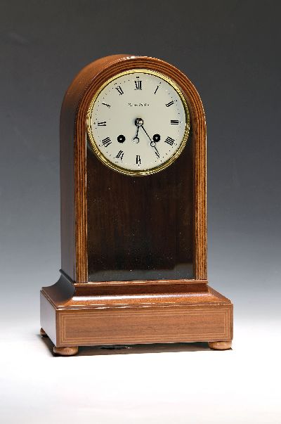 Tischuhr, Erwin Sattler, München, 2.Hälfte 20.Jh.,, Holzgehäuse Faden intarsiert, Sockel profiliert, Bogenabschluss, verglaste Türe vo. und ...