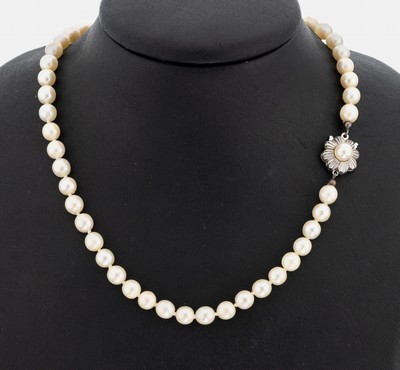 Perl-Collier mit 14 kt Gold Schließe, WG 585/000, l. unrunde Zuchtperlen, D. ca. 6.4- 6.6 mm, L. ca. 66 cm, Steckschließe