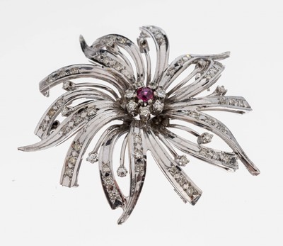 14 kt Gold Rubin-Diamant-Brosche, 1960er Jahre, WG 585/000, Darstellung einer Blüte,rundfacett. Rubin ca. 0.15 ct, 60 8/8- Diamanten zus. ca. 0.60 ...