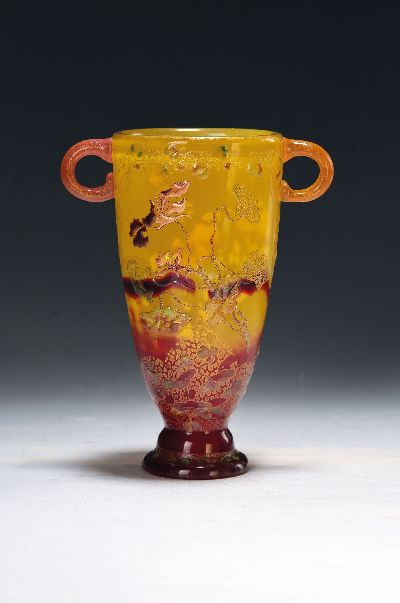 Frühe Kantharos-Vase, Emile Galle, 1890-1900 , farbloses Glas, milchig weiß und gelb überfangen unteres Drittel rot getaucht, gesprengte ...