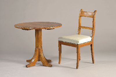 Tisch und vier Stühle, 2. Hälfte 19. Jh., Stühle Kirschbaum massiv, Tisch um 1900 in Mahagoni massiv, Sitze gepolstert, Stühle H. ca. 87cm, Tisch ...