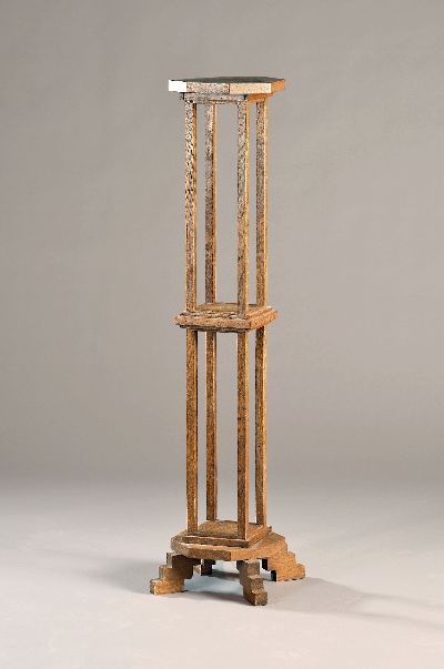 Blumensäule, deutsch, um 1920-30, Esche, auf vier getreppten Füßen stehend, H. ca. 113cm, obere achteckige Fläche D. ca. 23 cm, diese ...