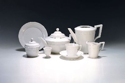 Frühstücksservice Kurland, KPM Berlin, 20. Jh., Weißporzellan, Reliefzier, 12 Tassen mit UT, 12 Teller D. 19,5 cm, 6 Eierbecher, Sahnegießer und ...