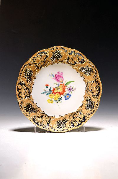 Prunkschale, Meissen, 2.Hälfte 20.Jh., 1.Wahl, Porzellan, Reliefzierrat reich vergoldet, Blumenmalerei, D. 29 cm